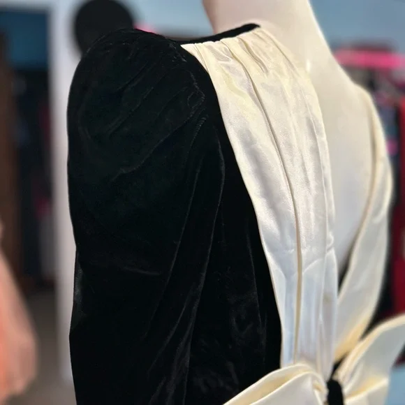 Vintage Velvet & BOW Gown - Picture 9 of 16